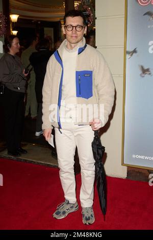 Londra, Regno Unito . 19 dicembre 2022 . Erdem è stato raffigurato al Liz Kingsman's One Woman Show tenutosi presso l'Ambassadors Theatre. Credit: Alan D West/Alamy Live News Foto Stock