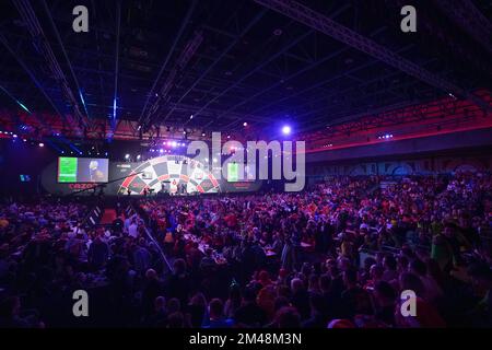 Una visione generale dei fan durante il quinto giorno del Cazoo World Darts Championship all'Alexandra Palace, Londra. Data immagine: Lunedì 19 dicembre 2022. Foto Stock