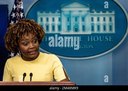 Washington, Stati Uniti. 19th Dec, 2022. Il Segretario alla Stampa della Casa Bianca, Karine Jean-Pierre, parla durante il briefing quotidiano alla Casa Bianca di Washington, DC, il 19 dicembre 2022. Credit: Sipa USA/Alamy Live News Foto Stock