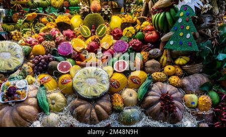 Un'esposizione molto colorata di un'ampia varietà di frutta nel mercato nel centro storico di Palmas in Gran Canaria. Foto Stock