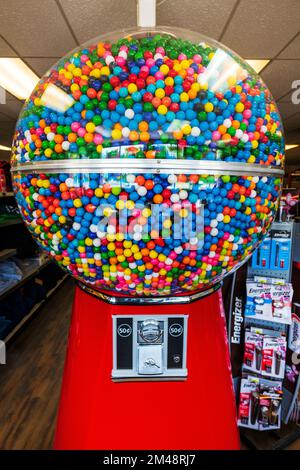 Macchina da gommiera gigante colorata; Tin Rooster Deli & Bistro; Dease Lake; British Columbia; Canada Foto Stock