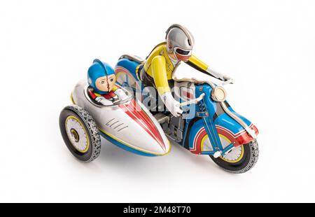 Moto giocattolo in stagno vintage con sidecar isolato su sfondo bianco. Giocattoli Clockwork degli anni '50 Foto Stock