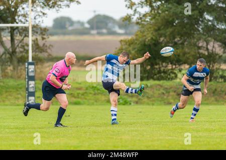 Il giocatore Howe of Fife riavvia il gioco con un calcio di lancio durante la partita tra il club di rugby Berwick e il club di rugby Howe of Fife Mens Foto Stock