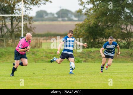 Il giocatore Howe of Fife riavvia il gioco con un calcio di lancio durante la partita tra il club di rugby Berwick e il club di rugby Howe of Fife Mens Foto Stock