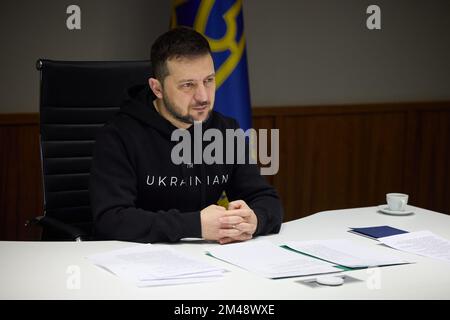 Kiev, Ucraina. 19th Dec, 2022. Il presidente ucraino Volodymyr Zelensky è visto nel suo ufficio a Kyiv mentre partecipa tramite video-conferenza a una sessione plenaria della forza di spedizione congiunta (JEF), che si tiene a riga, in Lettonia, il 19 dicembre 2022. Photo by Ukrainian President's Office/ Credit: UPI/Alamy Live News Foto Stock