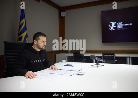 Kiev, Ucraina. 19th Dec, 2022. Il presidente ucraino Volodymyr Zelensky è visto nel suo ufficio a Kyiv mentre partecipa tramite video-conferenza a una sessione plenaria della forza di spedizione congiunta (JEF), che si tiene a riga, in Lettonia, il 19 dicembre 2022. Photo by Ukrainian President's Office/ Credit: UPI/Alamy Live News Foto Stock