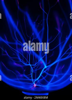 Pallina al plasma isolata su sfondo nero Foto Stock