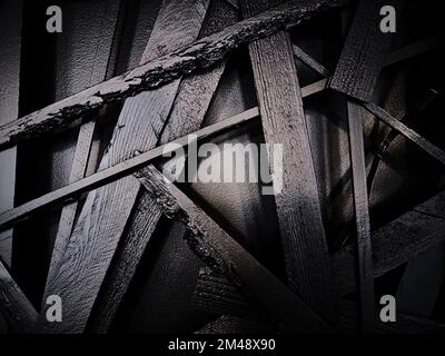 Parete in legno nero di tronchi ruvidi, trama foto di sfondo Foto Stock