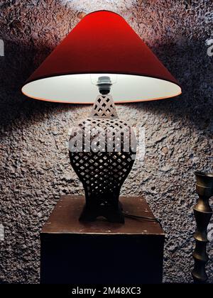 Lampada retrò. Lampada decorativa su sfondo scuro. Foto Stock