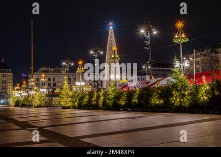 Amburgo, Germania - 11 27 2022: Ripresa notturna del mercatino di Natale sul Rathausmarkt di Amburgo Foto Stock