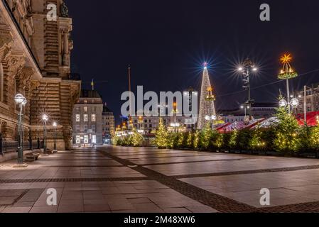 Amburgo, Germania - 11 27 2022: Ripresa notturna del mercatino di Natale sul Rathausmarkt di Amburgo Foto Stock