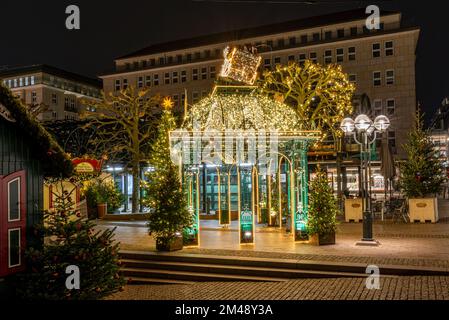 Amburgo, Germania - 11 27 2022: Ripresa notturna della casa illuminata all'ingresso del mercatino di Natale del Municipio di Amburgo. Foto Stock