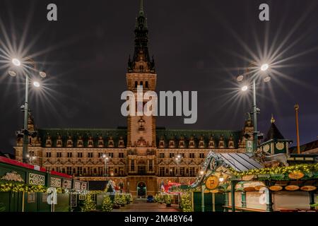 Amburgo, Germania - 11 27 2022:vista notturna del Municipio di Amburgo con il mercatino di Natale di fronte. Foto Stock