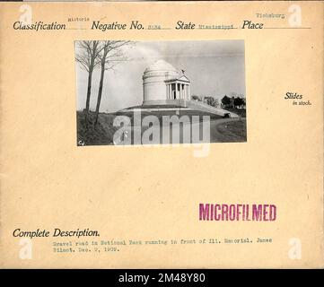 Ghiaia Road nel Parco Nazionale che corre di fronte al Memorial dell'Illinois. Didascalia originale: Strada di ghiaia nel Parco Nazionale che corre di fronte all'Ill. Memoriale. James Wilmot. 9 dicembre 1909. Stato: Mississippi luogo: Vicksburg. Foto Stock