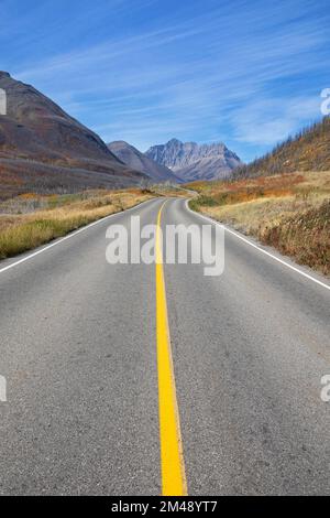 Autostrada vuota che conduce alle Montagne Rocciose Canadesi. Waterton Lakes National Park, Alberta, Canada Foto Stock