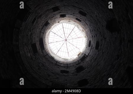 Un tiro a basso angolo della cupola della Fortezza di Yedikule a Istanbul, Turchia Foto Stock