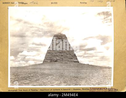 Monumento di Ames. Didascalia originale: Monumento di Ames: Questa struttura è stata eretta dalla Union Pacific Railroad Company ad un costo di $60.000 dollari per commemorare i fratelli di Ames che hanno costruito questa ferrovia. Si trova vicino all'Old Pine Tree, negli Stati Uniti Autostrada 30 a est della cima di Sherman Hill. E' alto 60 piedi. Vedere la lettera del Sig. Huffine datata 4 aprile 1938. Fotografia dallo Stato del Wyoming - Dipartimento del Commercio e dell'industria - Cheyenne, Wyoming. - Copia di J. K. Hillers - Aprile 1938. Stato: Wyoming. Foto Stock