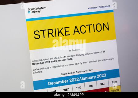 E-mail di South Western Railway in cui viene avvertita l'azione di sciopero industriale che interessa i loro servizi tra il 18th dicembre 2022 e il 8th gennaio 2023. Inghilterra Foto Stock