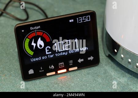 Contatore di energia intelligente che mostra il consumo di energia in kilowattora (kWh). Tema: Costo della vita, aumento delle bollette energetiche, standard di vita, consumo di energia Foto Stock