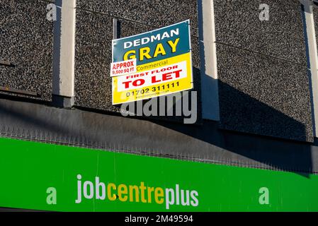 Spazio commerciale per lasciare sopra Job Centre Plus in High Street, Southend on Sea, Essex, Regno Unito. Segno JobCenter Plus. Commerciale Dedman Gray Foto Stock