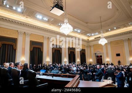 Washington, DC, USA, 19 dicembre 2022. La commissione selezionata della Camera indaga sull'attacco del 6 gennaio agli Stati Uniti Il Campidoglio tiene la sua riunione finale a Capitol Hill a Washington, lunedì 19 dicembre 2022. Credito: Andrew Harnik/Pool tramite CNP Foto Stock