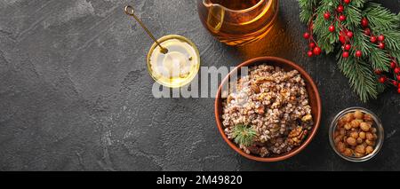 Ciotola di Natale ucraino piatto kutya su sfondo scuro con spazio per il testo Foto Stock