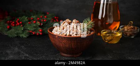 Ciotola di Natale ucraino piatto kutya su sfondo scuro Foto Stock