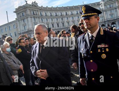 Roma, Italia, Italia. 19th Dec, 2022. Migliaia di persone, tra cui tifosi, amici, personaggi del calcio e altri, hanno partecipato ai funerali di Sinisa Mihajlovic, ex calciatore serbo e allenatore con cittadinanza italiana, morto il 16 dicembre, quando le sue condizioni di salute peggiorarono. Aveva annunciato in una conferenza stampa del 2019 che aveva contratto una forma di leucemia mieloide acuta, contro la quale combatteva fino al suo ultimo giorno. Nella foto Claudio Lolito, uomo d'affari italiano, dirigente sportivo e politico. Dal 20 luglio 2004 è presidente del Lazio (Credit Image: © Patriz Foto Stock