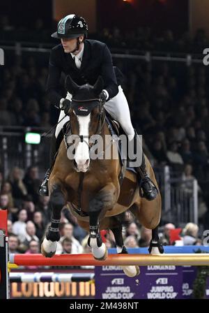 Royal Victoria Dock, Regno Unito. 19th Dec, 2022. London International Horse Show. Excel Londra. Royal Victoria Dock. Kevin Staut (fra) in sella a CHEPPETTA durante la classe 23 - il Turkish Airlines London Grand Prix. Credit: Sport in Pictures/Alamy Live News Foto Stock