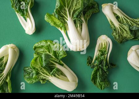 Fresco pak choi cabages su sfondo verde Foto Stock