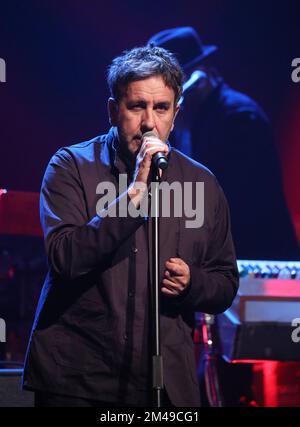 Foto del file datata 25/09/19 di Terry Hall dagli speciali durante le riprese per il Graham Norton Show al BBC Studioworks 6 Television Centre, Wood Lane, Londra. Terry Hall, il cantante principale degli Specials, è morto all'età di 63 anni dopo una breve malattia, la band ha annunciato. Data di emissione: Giovedì 25 aprile 2019. Foto Stock