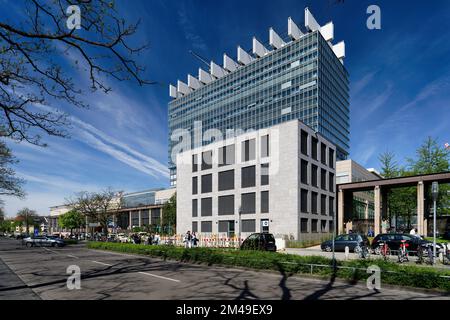 Colonia, Germania, 19 aprile 2022: L'edificio principale dell'ospedale universitario di colonia Foto Stock
