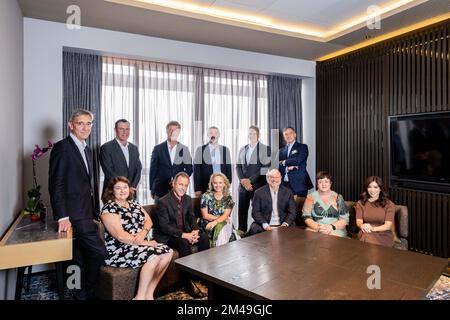 Singapore, Singapore. 13th luglio, 2022. SEBASTIEN BAZIN, Presidente e Amministratore Delegato di Accor, con il suo team all'Hotel Swissotel The Stamford di Singapore. (Credit Image: © Maverick Asio/ZUMA Press) Foto Stock