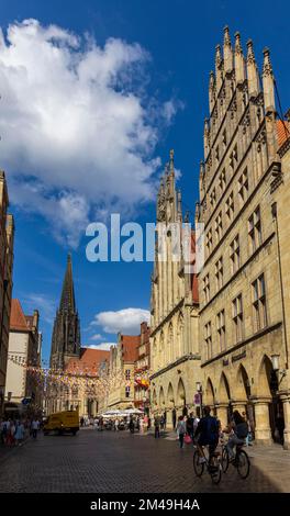 St Lamberti Chiesa con la scala scultura al cielo di Billie Thanner, storico Municipio di Muenster e Prinzipalmarkt, Muenster, Nord Foto Stock