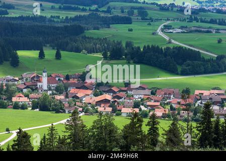 Vista dalle rovine del castello di Eisenberg del villaggio di Eisenberg (Ostallgaeu), Baviera, Germania Foto Stock