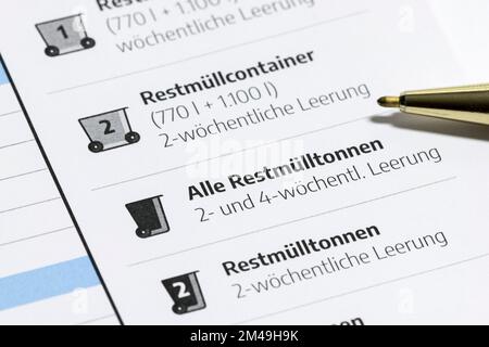 Calendario annuale per lo smaltimento dei rifiuti, contenitori per rifiuti residui, contenitori per rifiuti, penne a sfera Foto Stock
