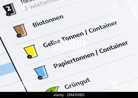 Calendario annuale per lo smaltimento dei rifiuti, contenitori gialli, contenitori per rifiuti organici, carta, rifiuti verdi, date di raccolta Foto Stock