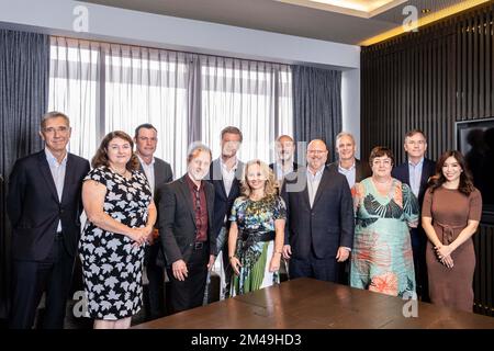 Singapore, Singapore. 13th luglio, 2022. SEBASTIEN BAZIN, Presidente e Amministratore Delegato di Accor, con il suo team all'Hotel Swissotel The Stamford di Singapore. (Credit Image: © Maverick Asio/ZUMA Press) Foto Stock