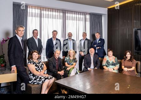 Singapore, Singapore. 13th luglio, 2022. SEBASTIEN BAZIN, Presidente e Amministratore Delegato di Accor, con il suo team all'Hotel Swissotel The Stamford di Singapore. (Credit Image: © Maverick Asio/ZUMA Press) Foto Stock