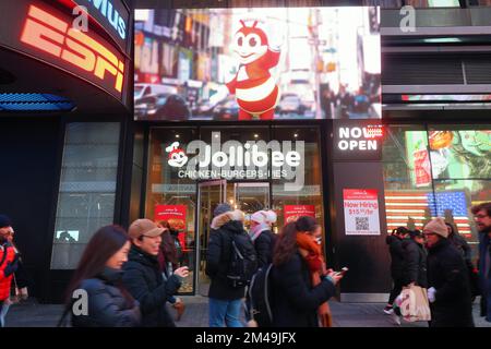 Persone a piedi passano Jollibee Times Square a New York City. Il Jollibee è un ristorante filippino con pollo fritto, fast food. Foto Stock