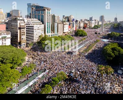 I fan di Avenida 9 de Julio (9th luglio Avenue) a Buenos Aires, Argentina, festeggiano l'Argentina vincendo la Coppa del mondo FIFA 2022 Foto Stock