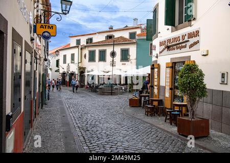 Strade e vicoli accoglienti, Camara de Lobos, Funchal, Isola di Madeira, Portogallo Foto Stock