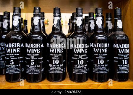 Bottiglie di vino Madeira, Città Vecchia, Funchal, Isola di Madeira, Portogallo Foto Stock