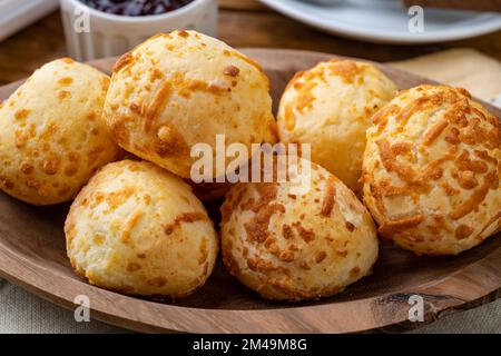 Primo piano di un tipico panino di formaggio brasiliano in un piatto su tavolo di legno. Foto Stock