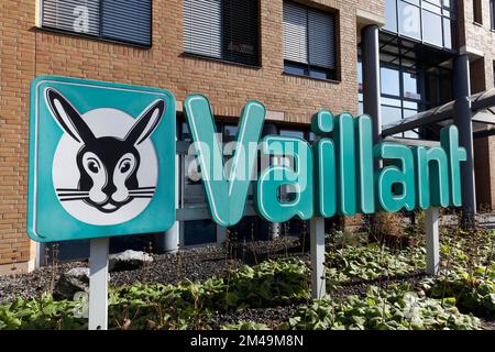 Logo Vaillant con lepre di fronte all'edificio, marchio per riscaldamento, ventilazione e aria condizionata, pompe di calore, Duesseldorf, Renania settentrionale-Vestfalia Foto Stock