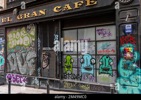 Graffiti sui ciechi dei negozi vacanti nel centro storico di Barcellona, Catalogna, Spagna Foto Stock