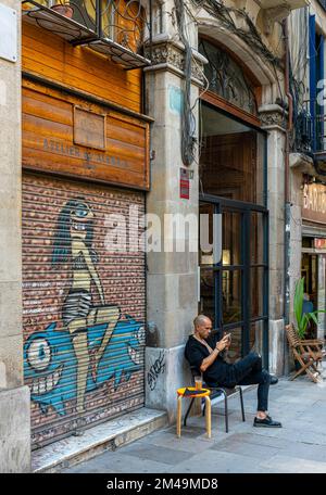 Graffiti sui ciechi dei negozi vacanti nel centro storico di Barcellona, Catalogna, Spagna Foto Stock