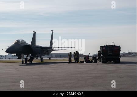 I membri della 4th Fighter Wing, della Seymour Johnson Air Force base, North Carolina, rifornire un F-15E Strike Eagle durante Agile Cub 3 alla Marine Corps Air Station Cherry Point, N.C., 14 dicembre 2022. Agile Cub 3 ha dimostrato la capacità di 4th Fighter Wing di implementare e stabilire rapidamente le basi operative. (STATI UNITI Air Force foto di Airman 1st Classe Rebecca Sirimarco-Lang) Foto Stock