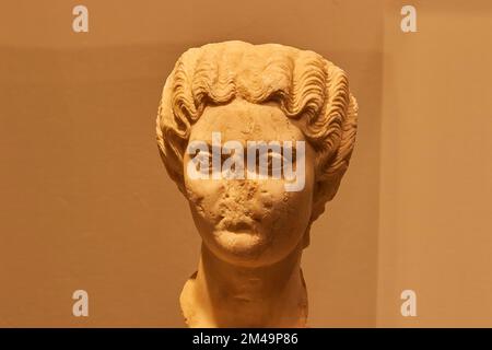 Testa di marmo della moglie del re romano Faustina il giovane, moglie di Marco Aurelio, 2nd ° secolo DC, Corfù Città, Corfù Isola, Isole IONIE, Grecia Foto Stock