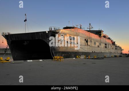 221218-N-AS200-1406 PORTA HUENEME, CALIFORNIA (NNS) (18 dicembre 2022) – il trasporto veloce di spedizione di classe Spearhead USNS Città di Bismarck (JHSV-9/T-EPF-9) effettua una chiamata portuale a bordo della base navale Ventura County (NBVC) Port Hueneme. Bismarck è gestito dal comando militare di Sealift della Marina degli Stati Uniti ed è la prima nave di servizio navale ad onorare Bismarck, North Dakota. NBVC è un'installazione navale strategicamente situata composta da tre strutture operative: Point Mugu, Port Hueneme e San Nicolas Island. NBVC è la sede dei Pacific Seabees, West Coast e-2D Hawkeyes, 3 centri di guerra e 80 Foto Stock